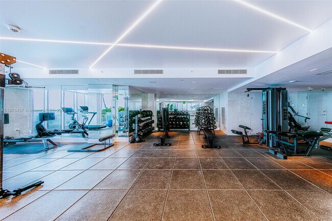 Building Photo - 700 NE 25th St