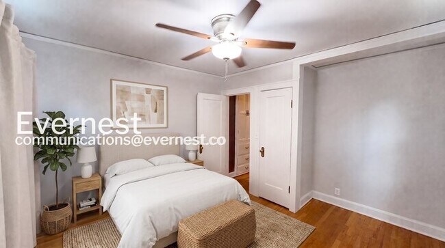 Building Photo - 2 Bed/1.5 Bath Home with Fenced Yard & Garage / Pet-friendly /Coming Soon!