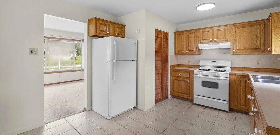 Kitchen Looking to Living Room - 3818 Oakleigh Dr