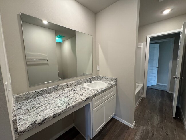 Building Photo - Brand New 4 Bedroom in Bixby