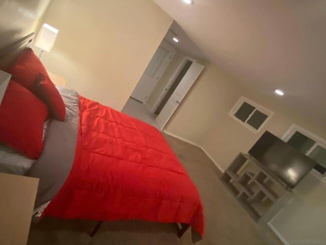 Building Photo - 5442 San Onofre Terrace