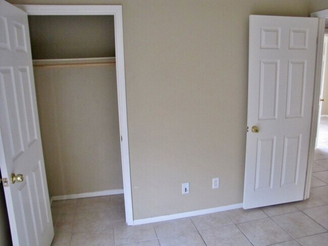 Building Photo - 4BR/2BA/1CG, 1374 sq.ft., w/central A/C in Sierra Vista, AZ