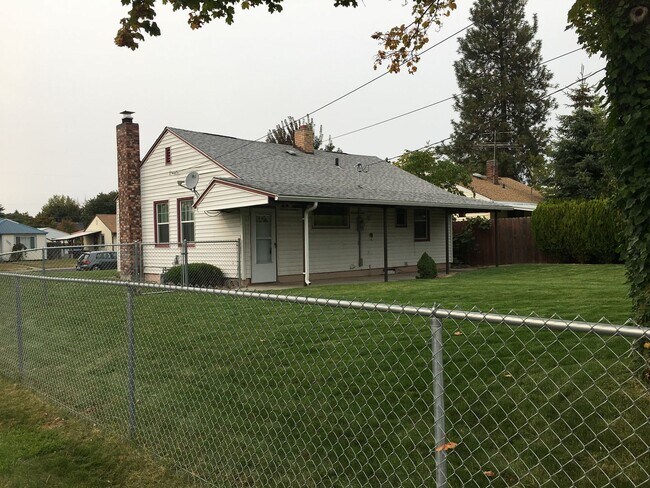 Building Photo - Great Shadle Home