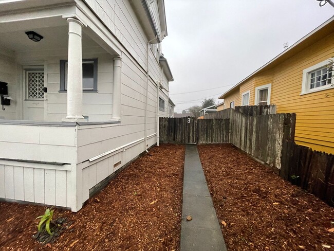 Building Photo - 2015 B St