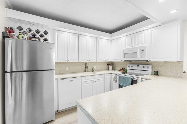 Building Photo - 5674 SE Riverboat Dr