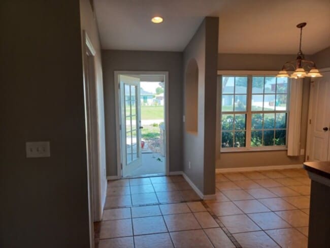 Building Photo - Available Now! Nice 3 Bedroom 2 bath split...