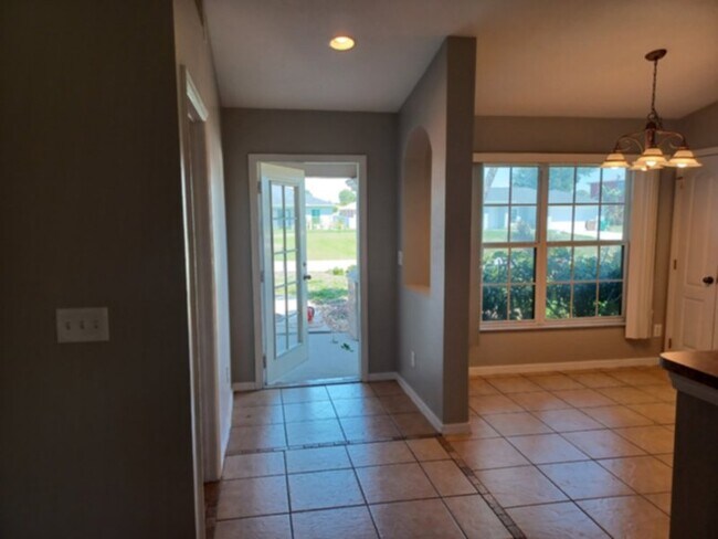 Building Photo - Available Soon! Nice 3 Bedroom 2 bath spli...