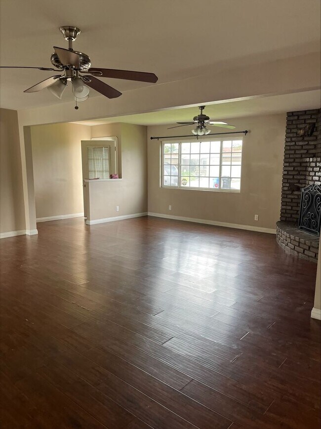 Building Photo - 3-bedrooms 2-bathrooms House for rent in Covina