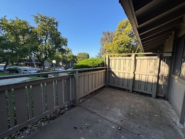Building Photo - 1 bedroom end unit-New plank flooring thro...
