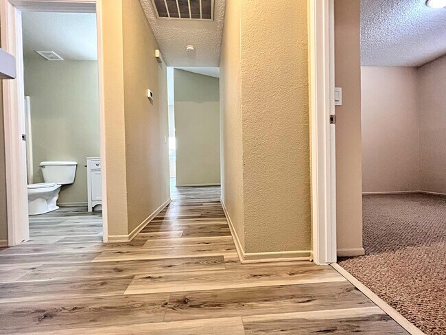 Building Photo - 2826 San Ramon Dr