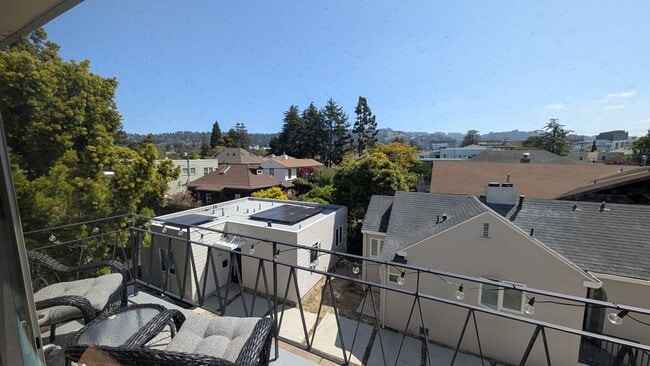 Building Photo - Modern Top Floor Condo, Newly Remodeled -U...