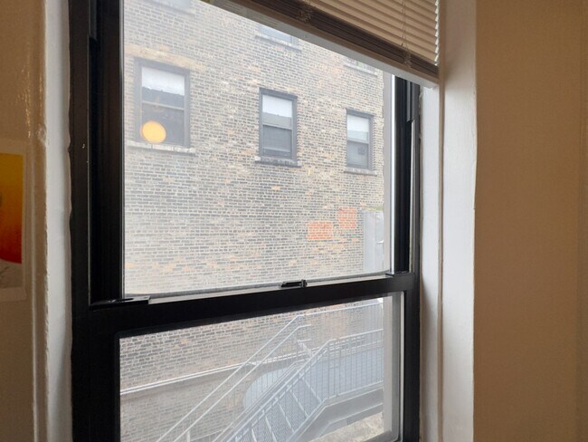 Building Photo - 3345 N Marshfield Ave