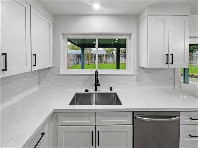 Building Photo - 7952 Summerplace Dr