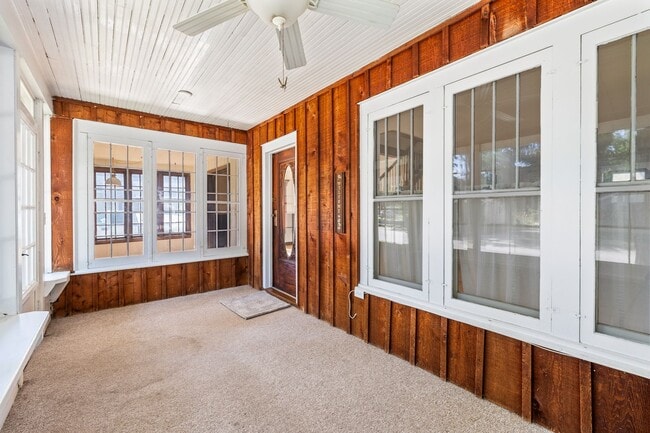Building Photo - Charming 3 Bedroom, 2 Bath Home with Abund...