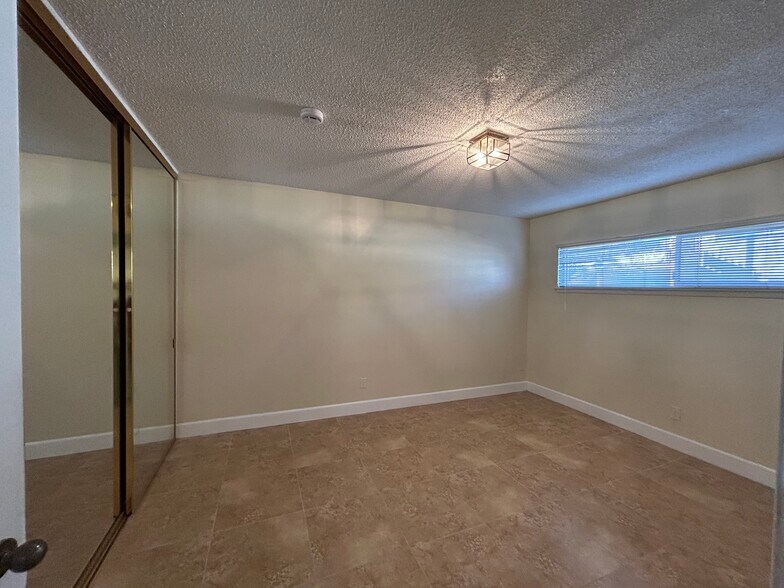 Building Photo - 350 E Desert Inn Rd