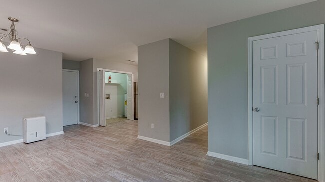 Building Photo - 3 Bedroom 1.5 Bath Home in Holly Court - Goose Creek