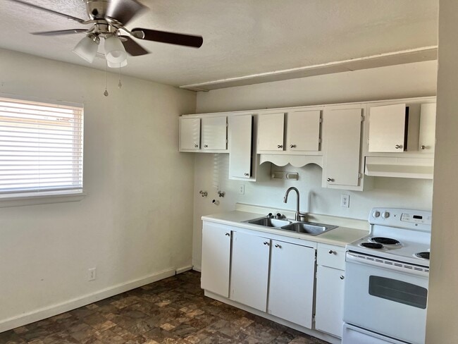 Building Photo - 610 S 200 E