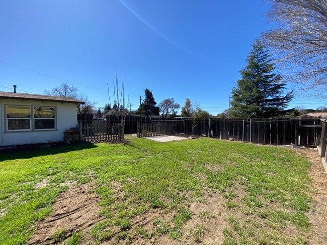 Building Photo - 3 Bed/1 Bath with Large fenced yard in central Paso Robles near Highschool!