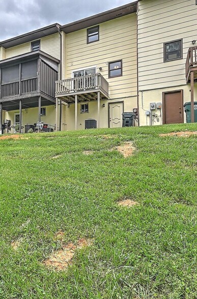 Building Photo - 225 Oakcrest Cir