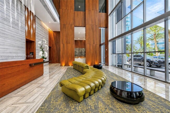 Building Photo - 1300 Brickell Bay Dr
