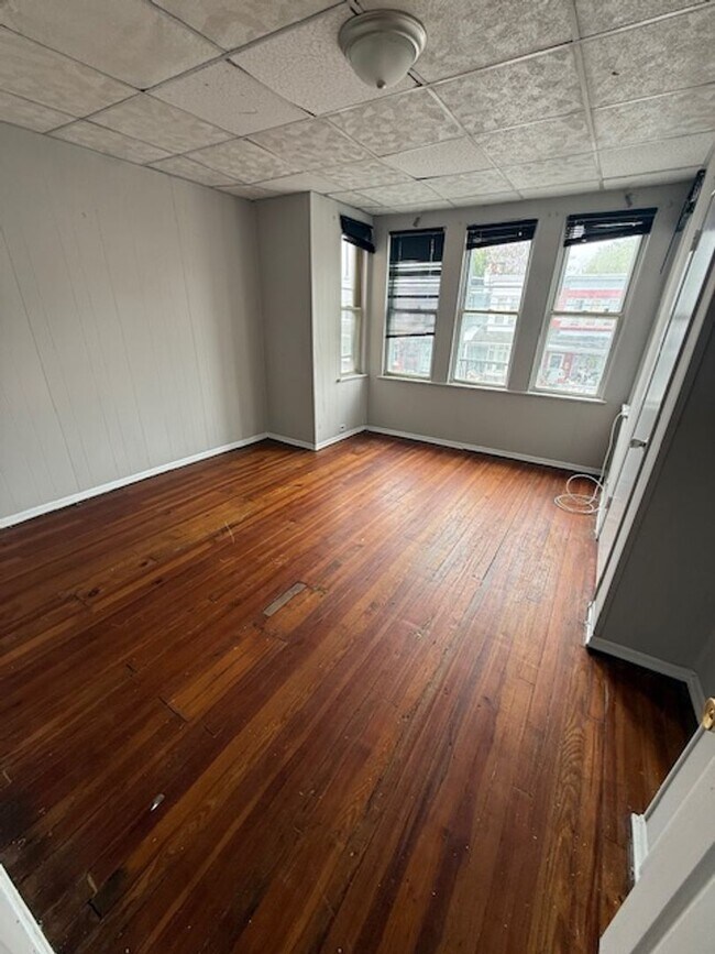 Building Photo - Charming 3-Bedroom Home with Modern Amenities - Ready for You!