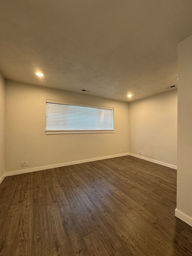 Building Photo - Spacious 4 Bed, 3 Bath House for Rent