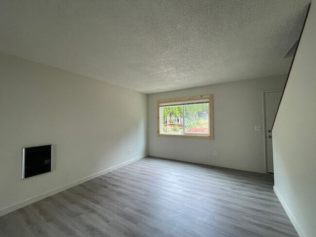 Building Photo - Updated 2Bd/1Ba in the Hillsdale Neighborhood of SW Portland ~ Stainless Steel Appliances and Qua...