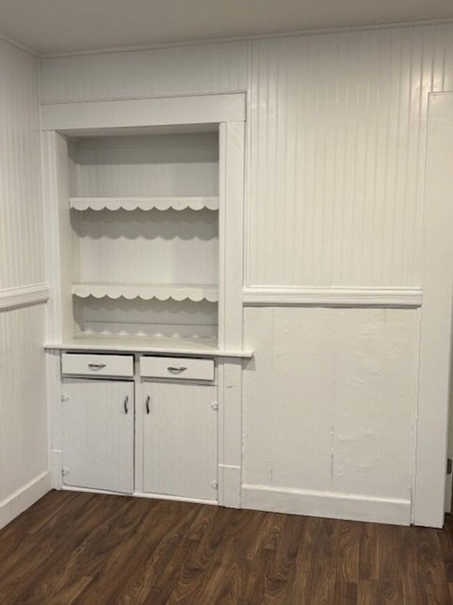 Building Photo - Charming Duplex  3BR / 2B Home with Modern Comforts – Available Now!
