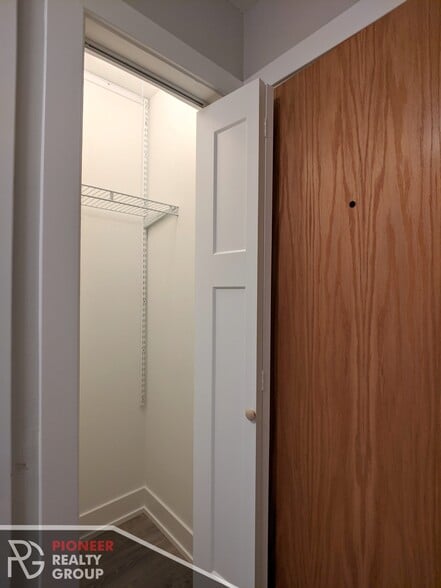 Building Photo - 546 W Surf St