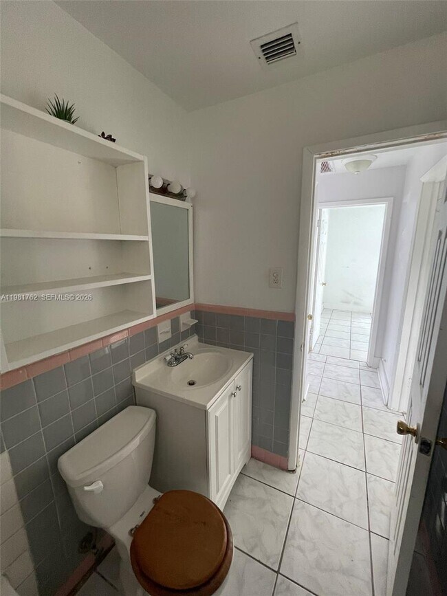 Building Photo - 5751 SW 38th Ct