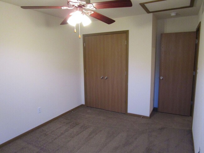 Building Photo - 707-707 Glenstone Dr