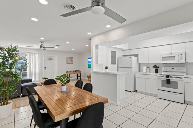 Building Photo - 1761 NE 55th St