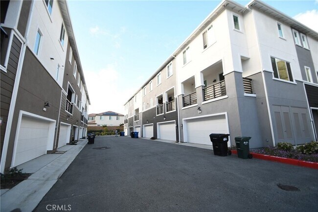 Building Photo - 1487 Skyline Ln