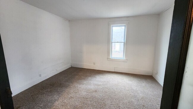 Building Photo - 3 Bed 1 Bath Home with Garage