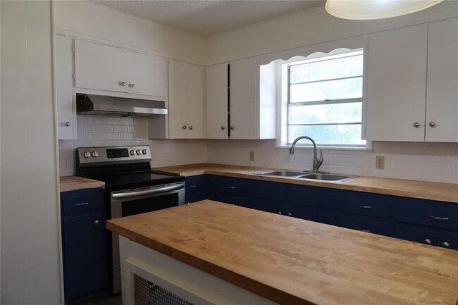 Building Photo - 1410 Sanders St