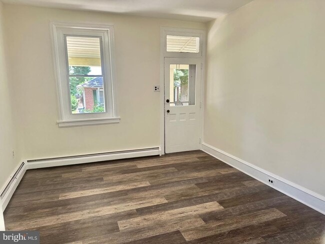 Building Photo - 825 Maple Ave