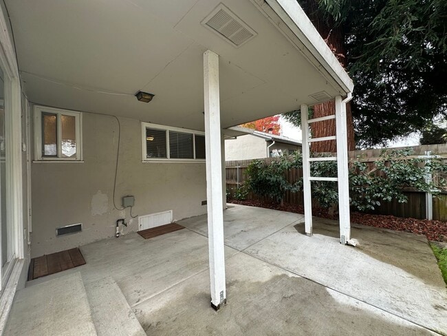 Building Photo - Great Location near McKinley Park!