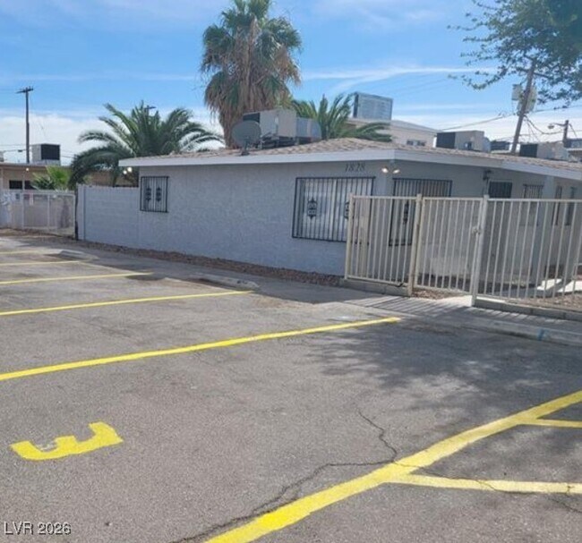 Building Photo - 1828 Lewis Ave