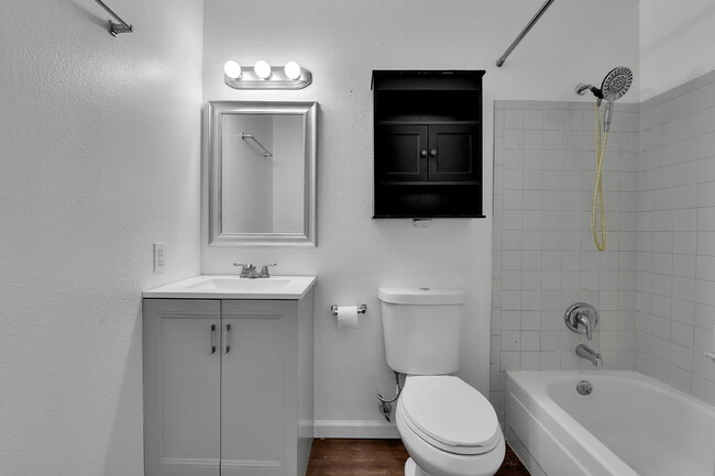 Building Photo - $1,540.95.95- 2 Bed, 1 Bath Condo in Aurora with Central AC and in Unit Laundry!