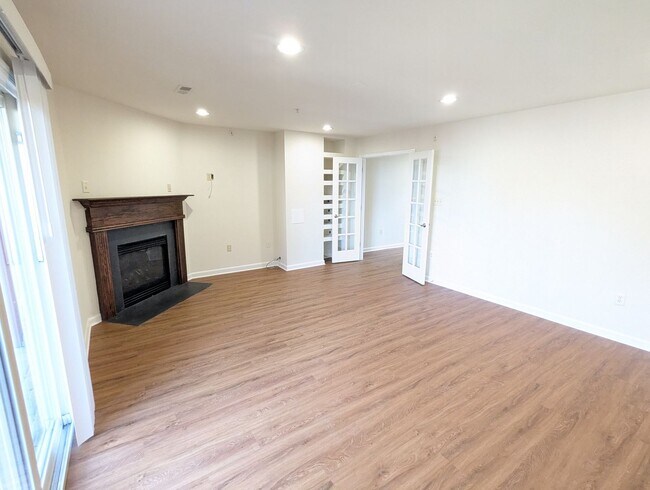 Building Photo - Renovated Townhouse in Frederick ready for...
