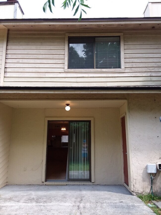 Building Photo - 2 bedroom 2 1/2 bath townhome in Arlington