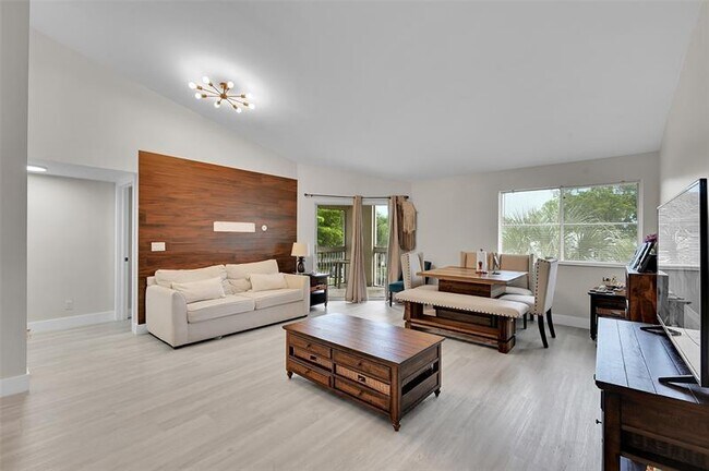 Building Photo - 9833 Westview Dr