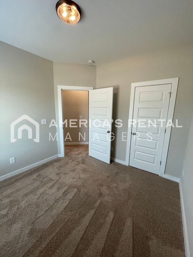 Building Photo - Available Now!! PRICE REDUCTION*** SIGN A ...