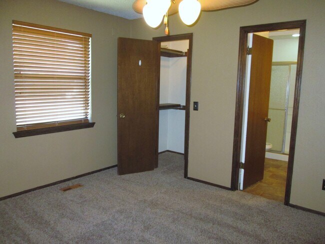 Building Photo - 233 Cindy Ave
