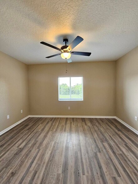 Building Photo - 1063 Golden Lakes Blvd