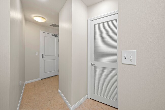 Building Photo - Beautiful Condo Right Across from Petco Park!