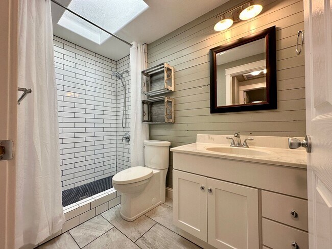 Building Photo - Bright & Spacious 3 Bed / 2 Bath - Gorgeou...