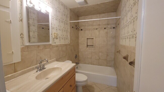 Building Photo - "5 points area 2-Bedroom Huntsville Home w...