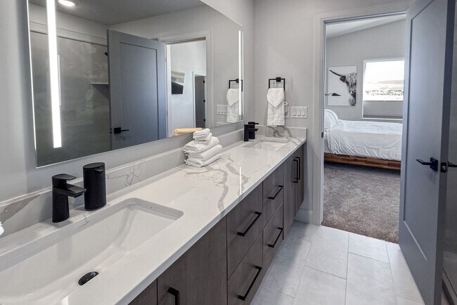 Building Photo - 6521 Silver Creek Dr