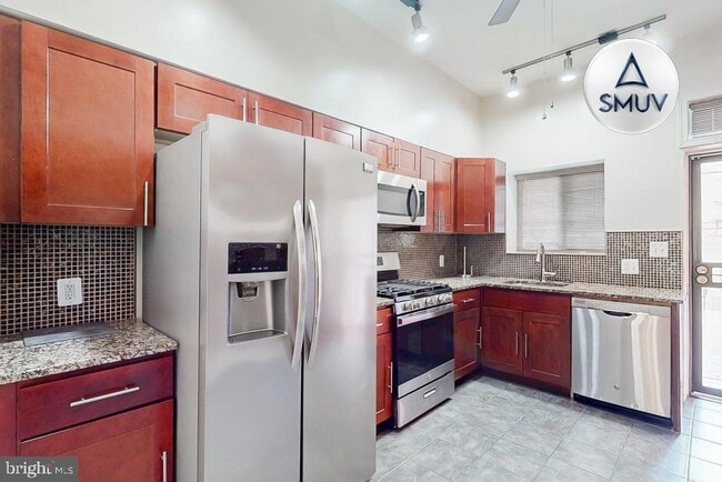 Primary Photo - 2225 Brookfield Ave